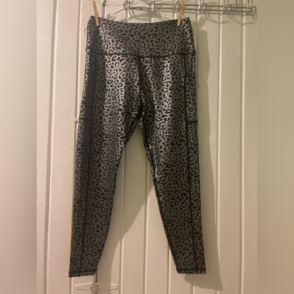 Black with shiny pattern pocket 7/8 leggings- XX-large NWOT